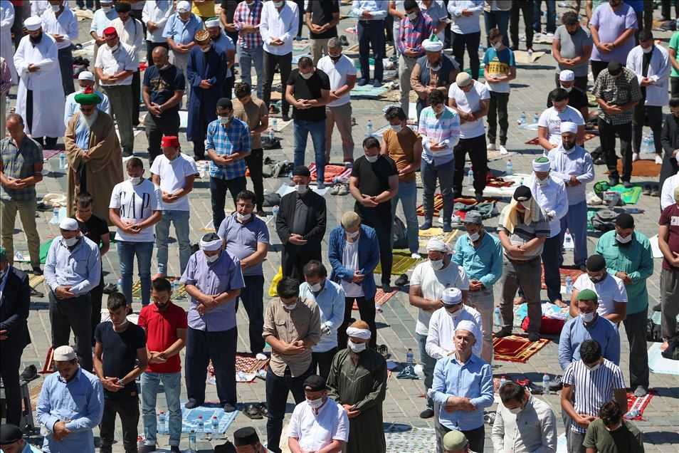Falet namazi i parë i xhumasë në Xhaminë e Madhe të Ajasofjes pas 86 viteve