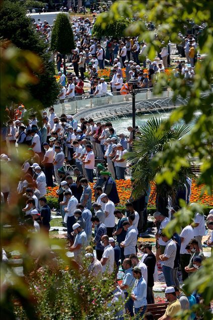 Falet namazi i parë i xhumasë në Xhaminë e Madhe të Ajasofjes pas 86 viteve