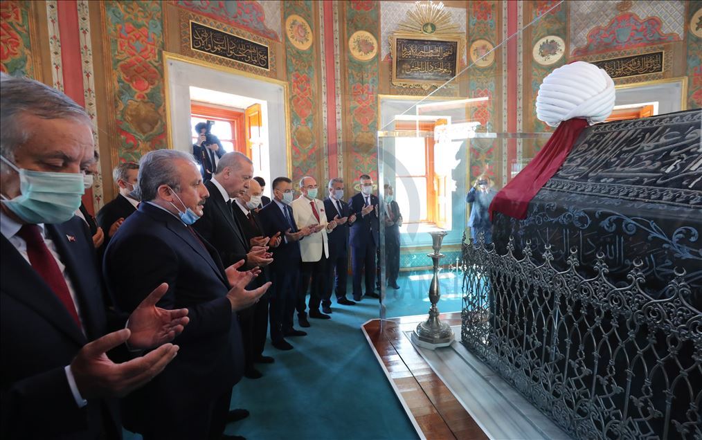 Cumhurbaşkanı Erdoğan, Fatih Sultan Mehmet Han'ın türbesini ziyaret etti