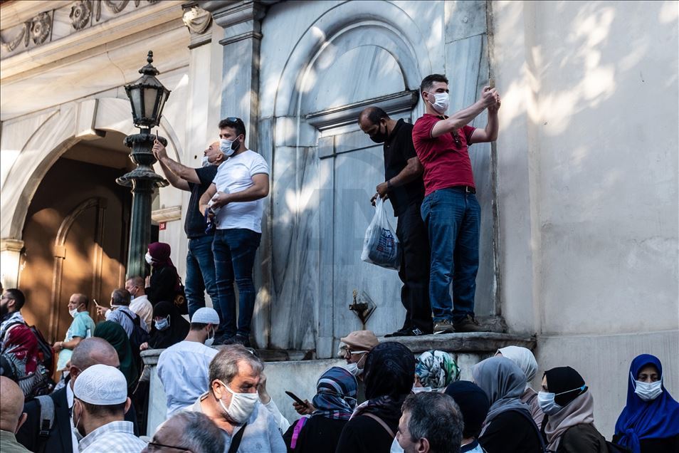 Citizens flock the Hagia Sophia Mosque for the Friday Prayer