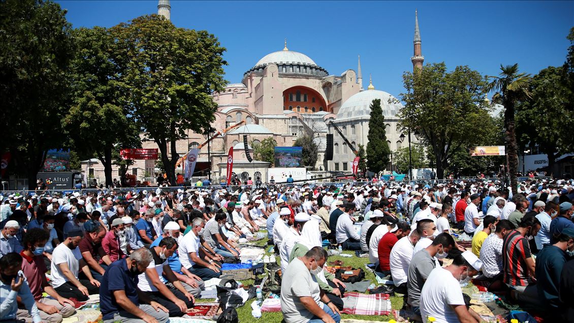 Falet namazi i parë i xhumasë në Xhaminë e Madhe të Ajasofjes pas 86 viteve