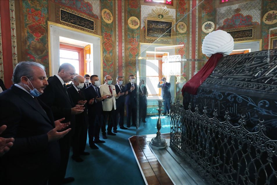 Cumhurbaşkanı Erdoğan, Fatih Sultan Mehmet Han'ın türbesini ziyaret etti