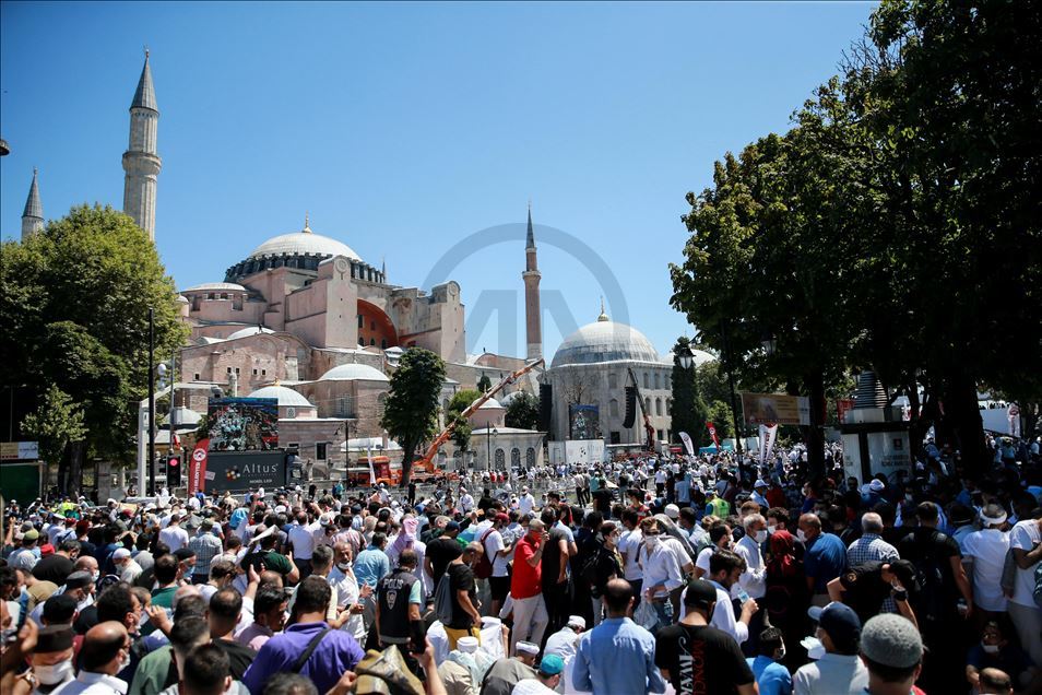 Mijëra besimtarë mblidhen për të falur namazin e xhumasë në Xhaminë e Madhe të Ajasofjes