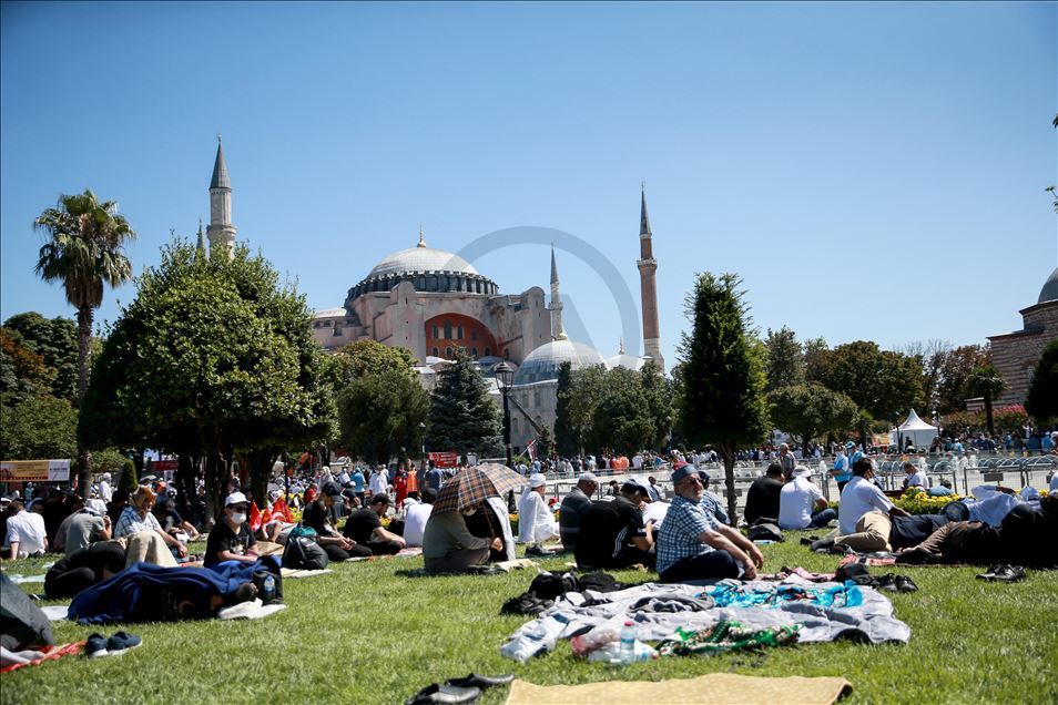 Mijëra besimtarë mblidhen për të falur namazin e xhumasë në Xhaminë e Madhe të Ajasofjes