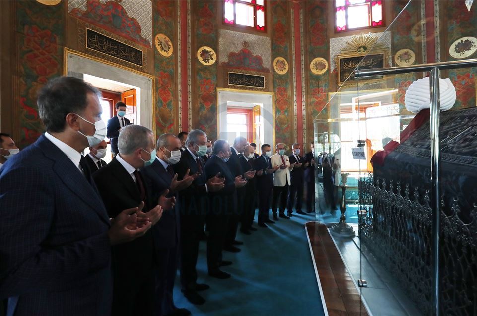 Cumhurbaşkanı Erdoğan, Fatih Sultan Mehmet Han'ın türbesini ziyaret etti
