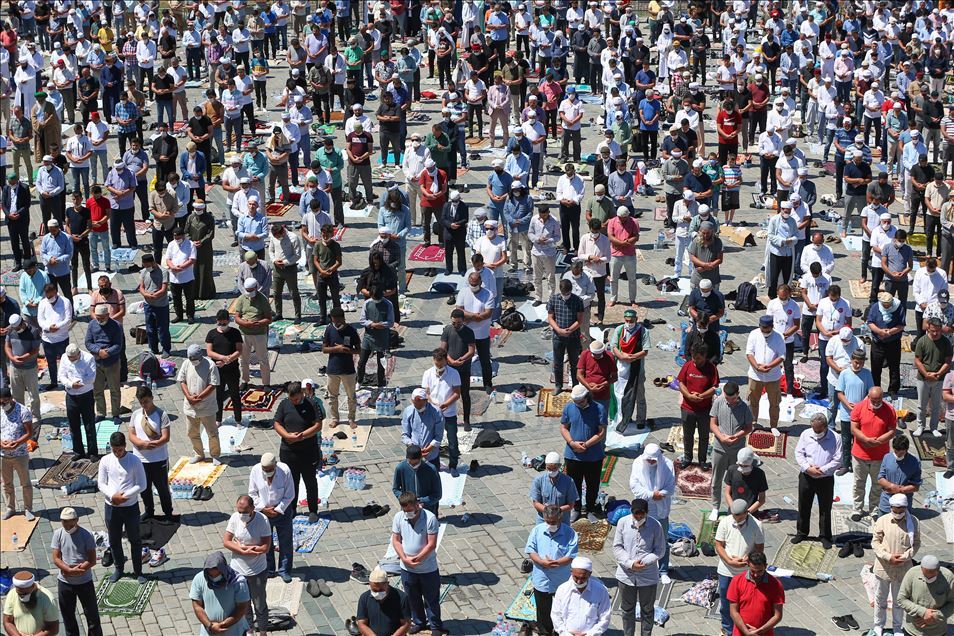 Falet namazi i parë i xhumasë në Xhaminë e Madhe të Ajasofjes pas 86 viteve