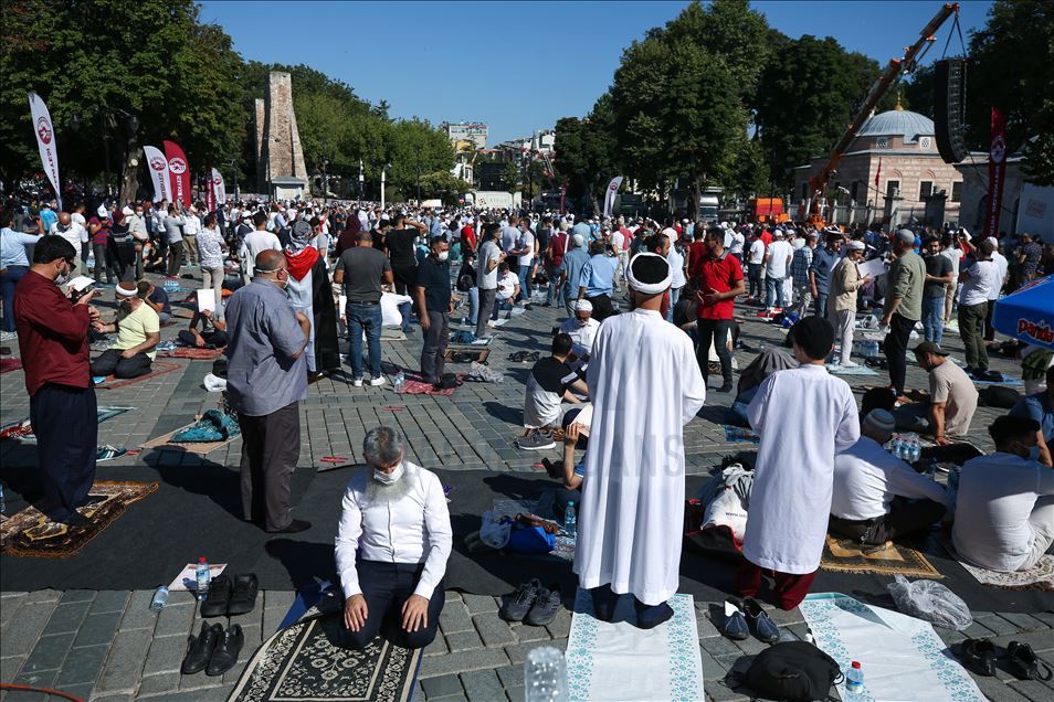 Жители Турции стекаются к Айя-Софье 