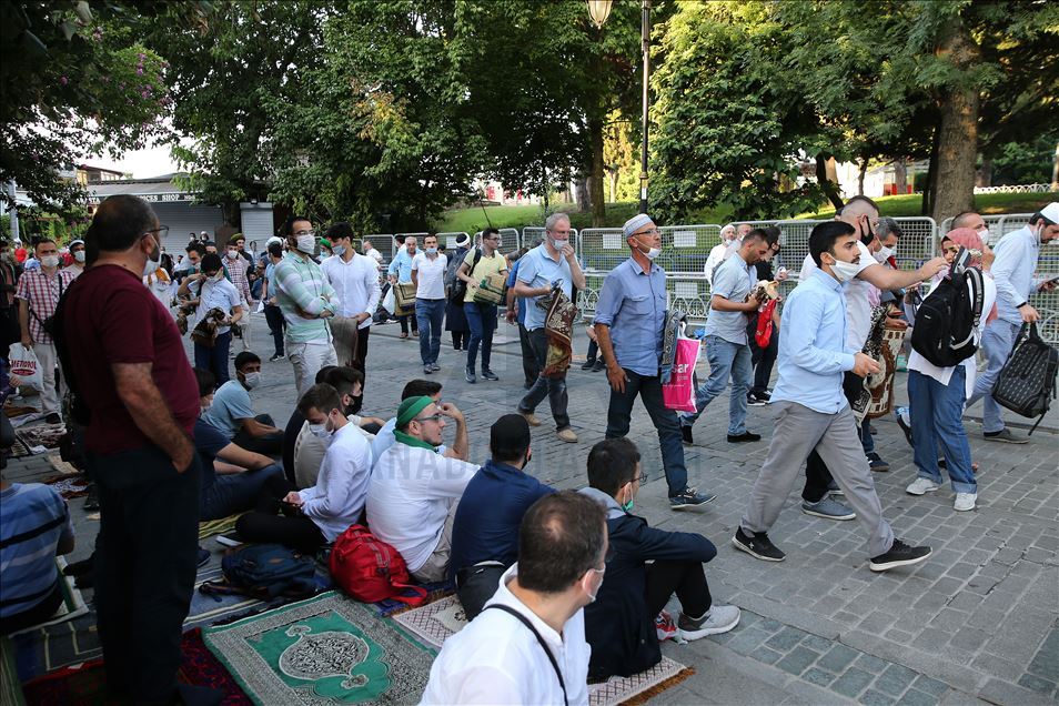 Citizens flock the Hagia Sophia Mosque for the Friday Prayer