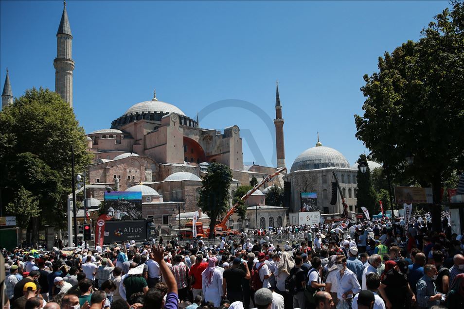 Mijëra besimtarë mblidhen për të falur namazin e xhumasë në Xhaminë e Madhe të Ajasofjes