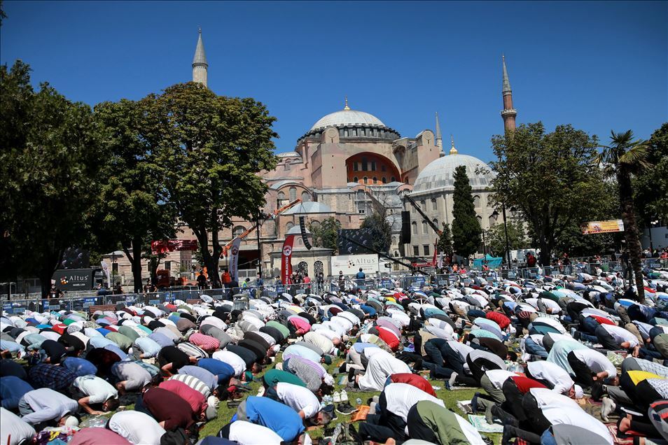 Falet namazi i parë i xhumasë në Xhaminë e Madhe të Ajasofjes pas 86 viteve
