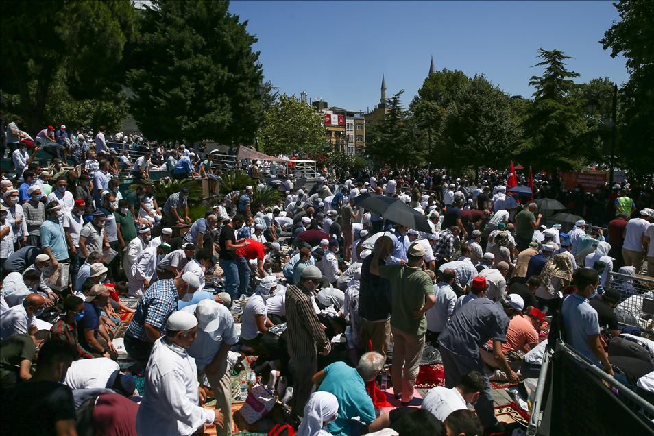 Falet namazi i parë i xhumasë në Xhaminë e Madhe të Ajasofjes pas 86 viteve
