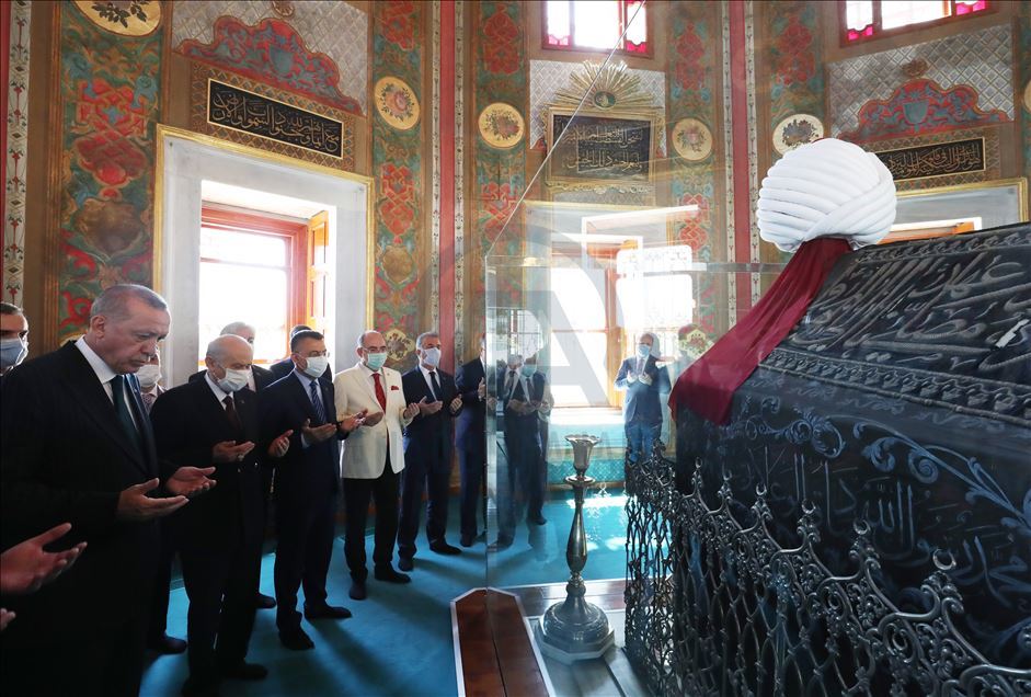 Cumhurbaşkanı Erdoğan, Fatih Sultan Mehmet Han'ın türbesini ziyaret etti