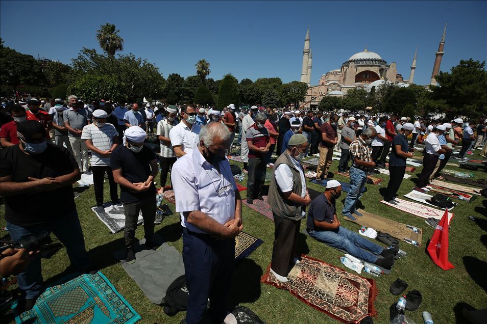 Falet namazi i parë i xhumasë në Xhaminë e Madhe të Ajasofjes pas 86 viteve
