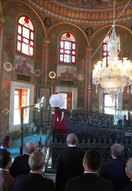 Cumhurbaşkanı Erdoğan, Fatih Sultan Mehmet Han'ın türbesini ziyaret etti