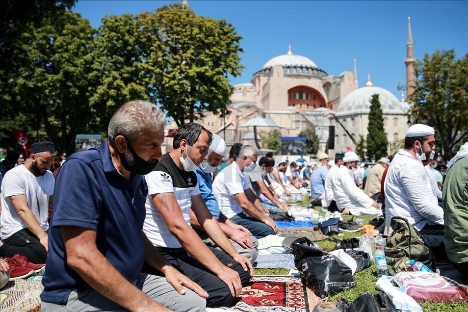 Falet namazi i parë i xhumasë në Xhaminë e Madhe të Ajasofjes pas 86 viteve