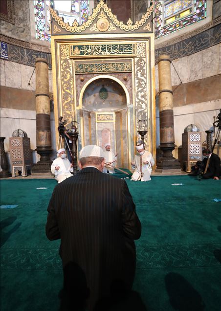 Erdoğan recitoi pjesë nga Kurani në Xhaminë e Madhe të Ajasofjes para faljes së namazit të parë