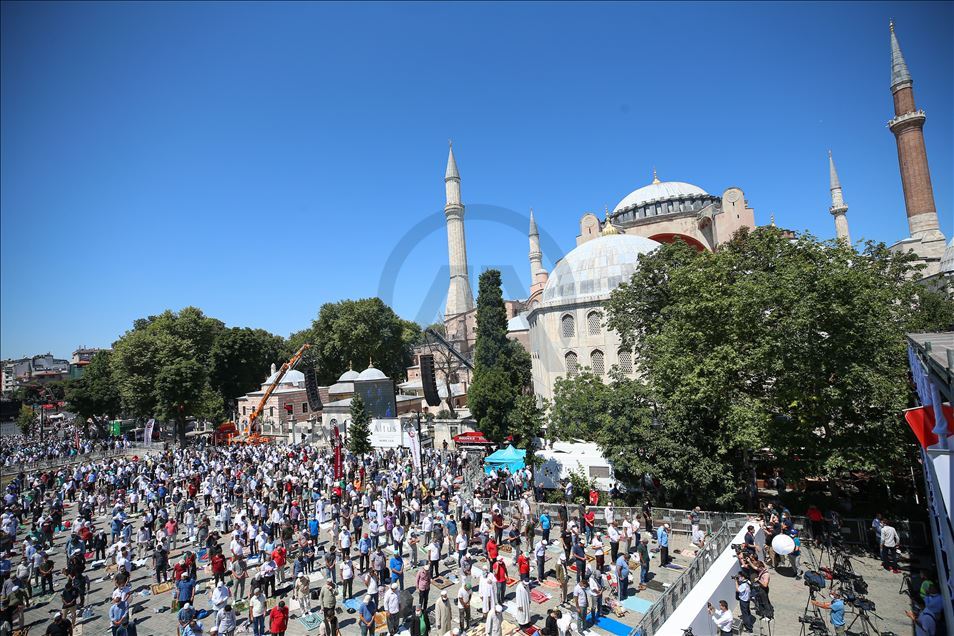 Falet namazi i parë i xhumasë në Xhaminë e Madhe të Ajasofjes pas 86 viteve