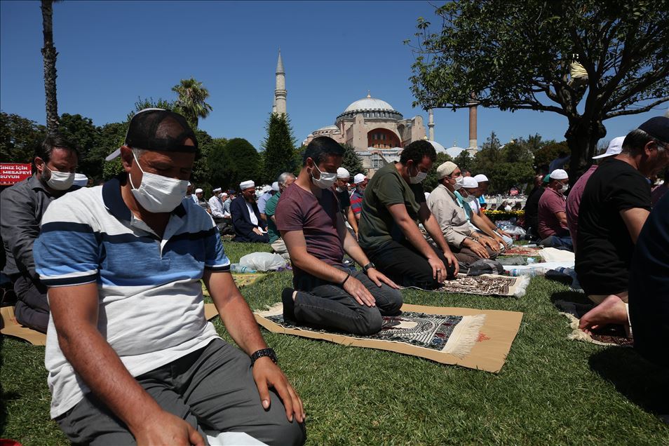 Falet namazi i parë i xhumasë në Xhaminë e Madhe të Ajasofjes pas 86 viteve
