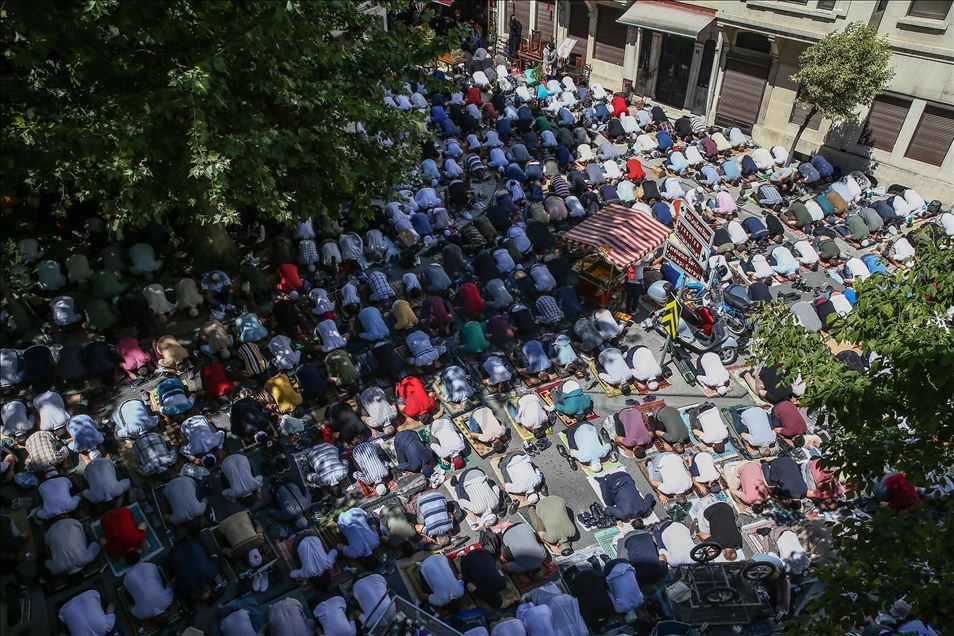 Falet namazi i parë i xhumasë në Xhaminë e Madhe të Ajasofjes pas 86 viteve
