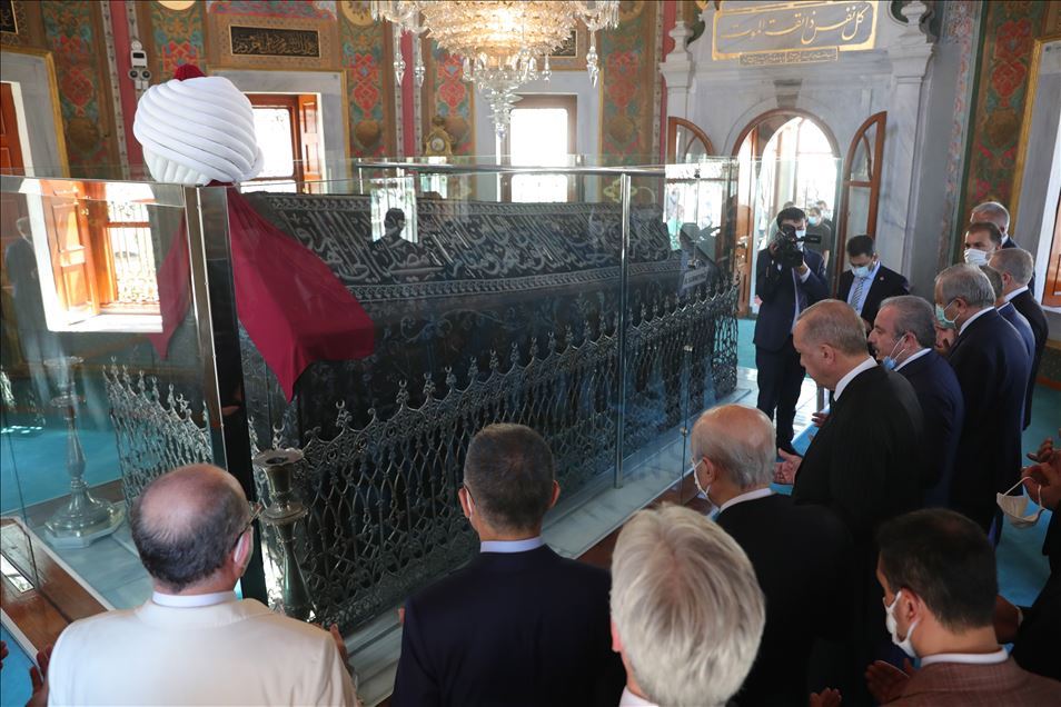 Cumhurbaşkanı Erdoğan, Fatih Sultan Mehmet Han'ın türbesini ziyaret etti