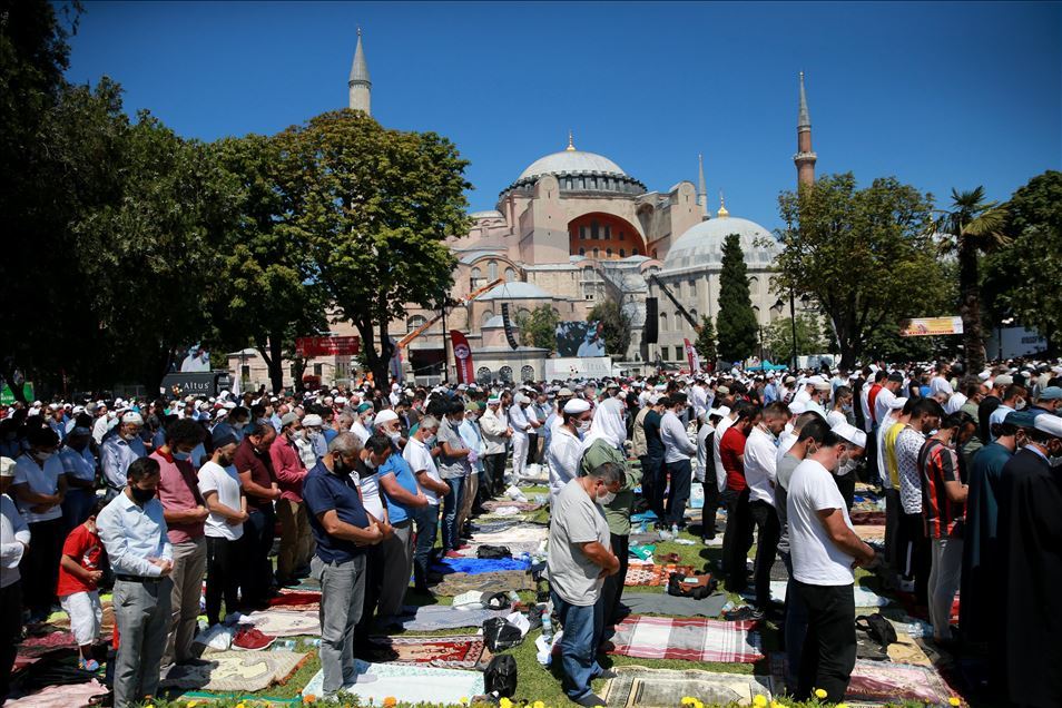 Falet namazi i parë i xhumasë në Xhaminë e Madhe të Ajasofjes pas 86 viteve