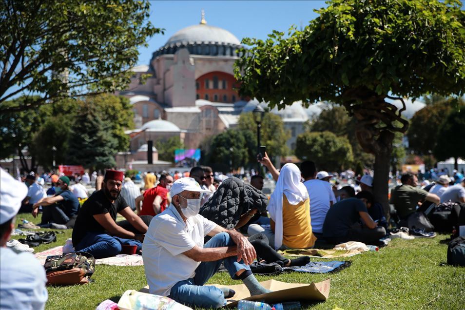 Mijëra besimtarë mblidhen për të falur namazin e xhumasë në Xhaminë e Madhe të Ajasofjes