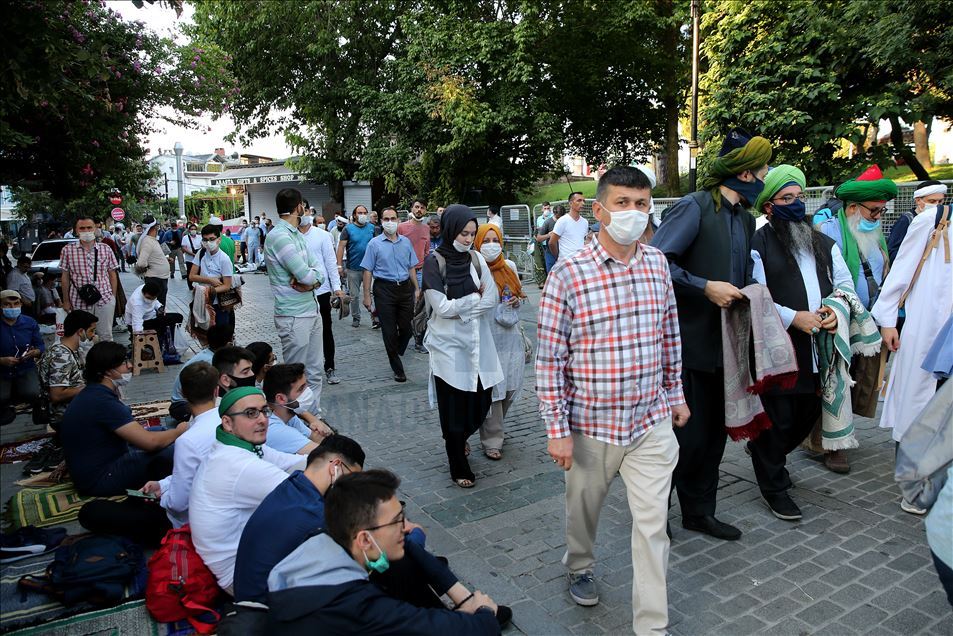 Жители Турции стекаются к Айя-Софье
