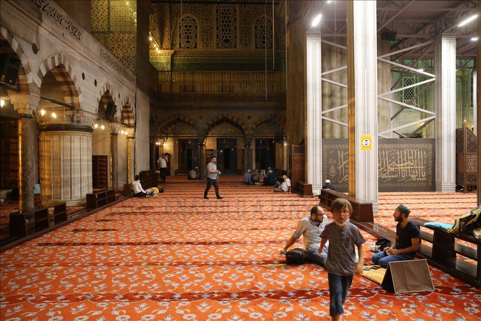 Sot hapja e Xhamisë së Madhe Ajasofja, besimtarët arrijnë që nga orët e hershme
