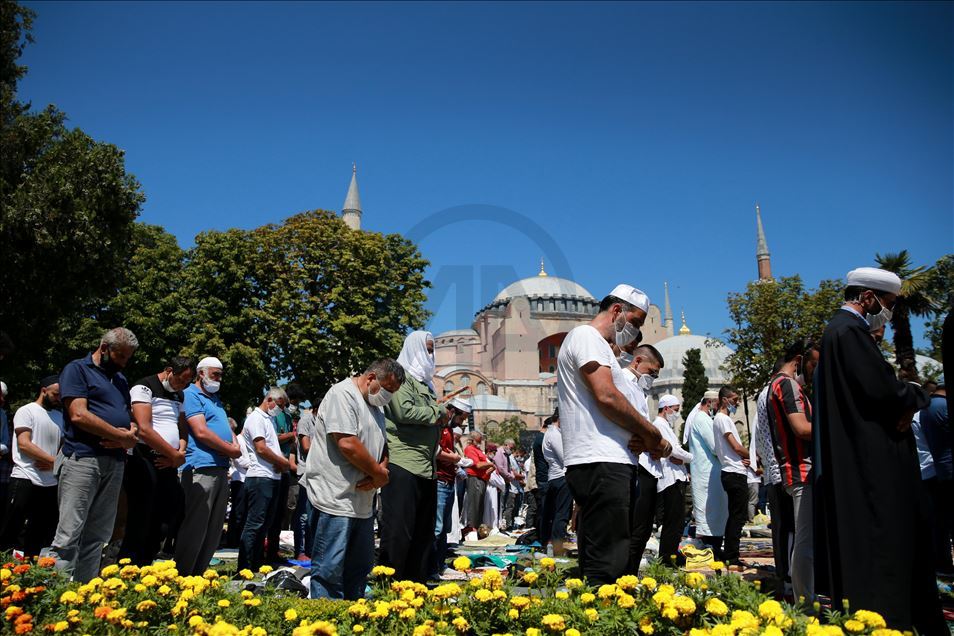 Falet namazi i parë i xhumasë në Xhaminë e Madhe të Ajasofjes pas 86 viteve