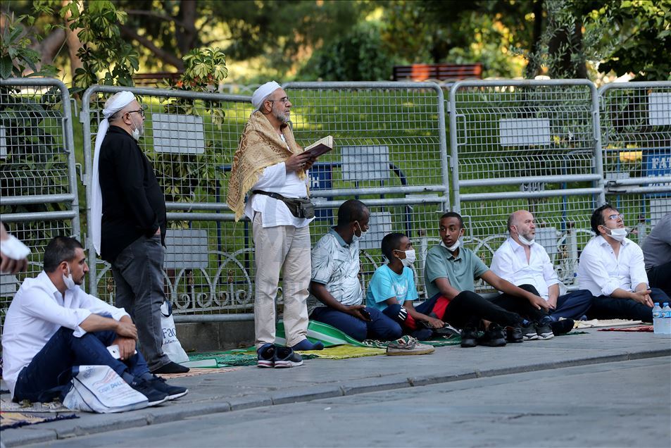 Citizens flock the Hagia Sophia Mosque for the Friday Prayer