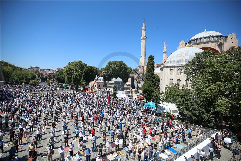 Falet namazi i parë i xhumasë në Xhaminë e Madhe të Ajasofjes pas 86 viteve