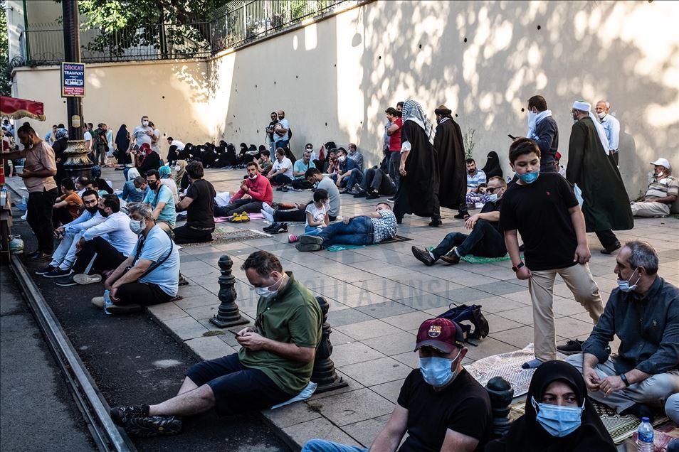Citizens flock the Hagia Sophia Mosque for the Friday Prayer