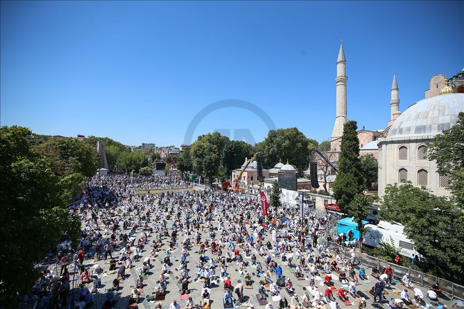 Falet namazi i parë i xhumasë në Xhaminë e Madhe të Ajasofjes pas 86 viteve