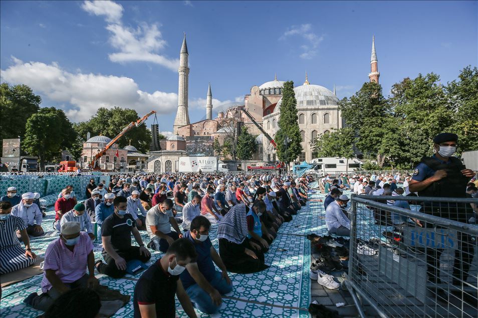 Vatandaşlar akın akın Ayasofya-i Kebir Cami-i Şerifi'ni ziyaret ediyor