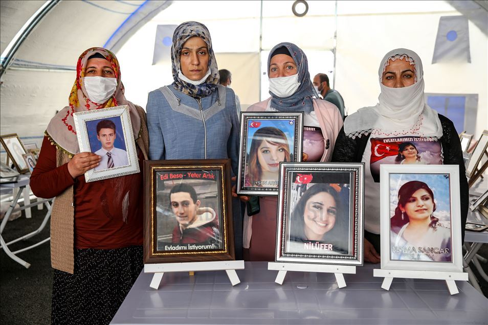 Diyarbakır annelerinden, kızı Almanya'da PKK tarafından kaçırılan anneye destek
