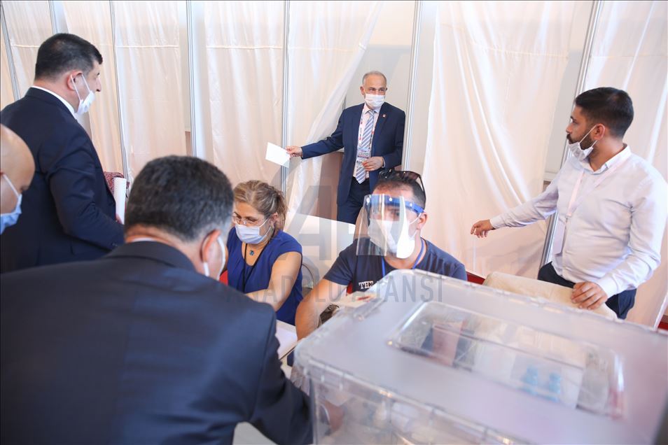 CHP'nin 37. Olağan Kurultayı'nda genel başkanlık seçimi için oy verme işlemi başladı