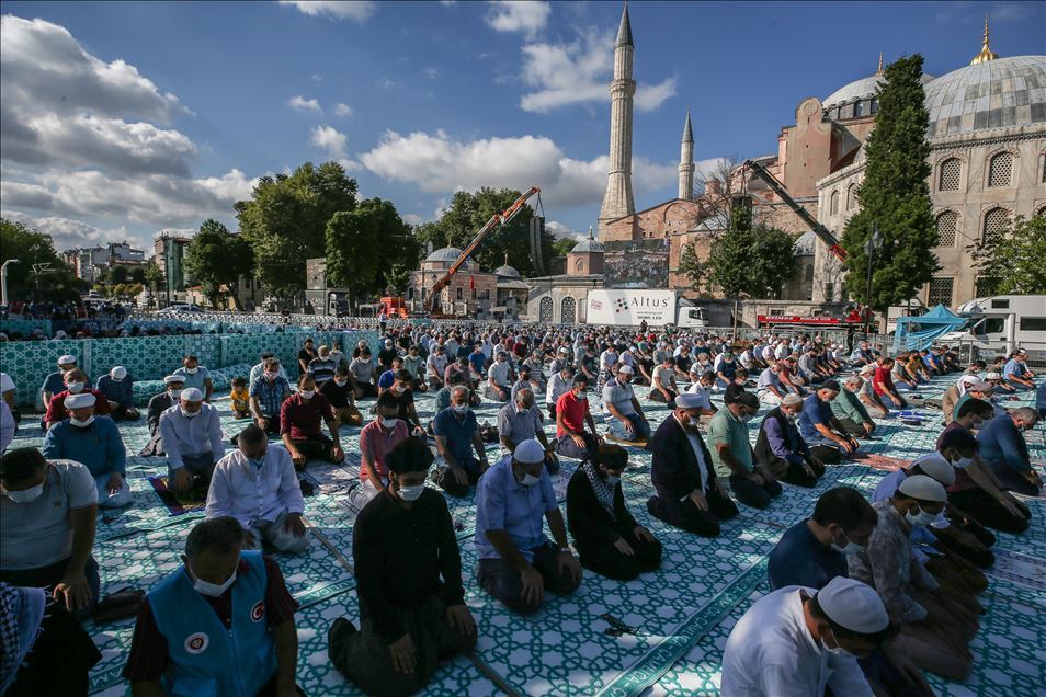 Vatandaşlar akın akın Ayasofya-i Kebir Cami-i Şerifi'ni ziyaret ediyor
