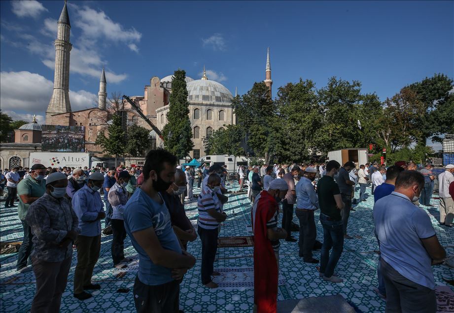 Vatandaşlar akın akın Ayasofya-i Kebir Cami-i Şerifi'ni ziyaret ediyor
