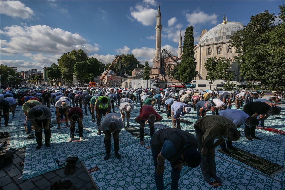 Vatandaşlar akın akın Ayasofya-i Kebir Cami-i Şerifi'ni ziyaret ediyor