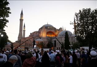 Истанбул: Прв сабах-намаз во Големата џамија „Аја Софија“ откако и е вратен статусот на џамија