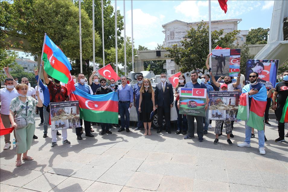 Sivil toplum kuruluşu üyeleri , Ermenistan'ın Azerbaycan'a saldırılarını protesto etti