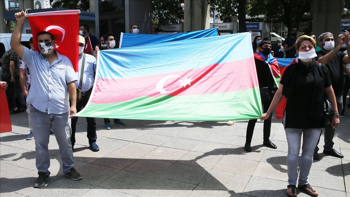 Sivil toplum kuruluşu üyeleri , Ermenistan'ın Azerbaycan'a saldırılarını protesto etti