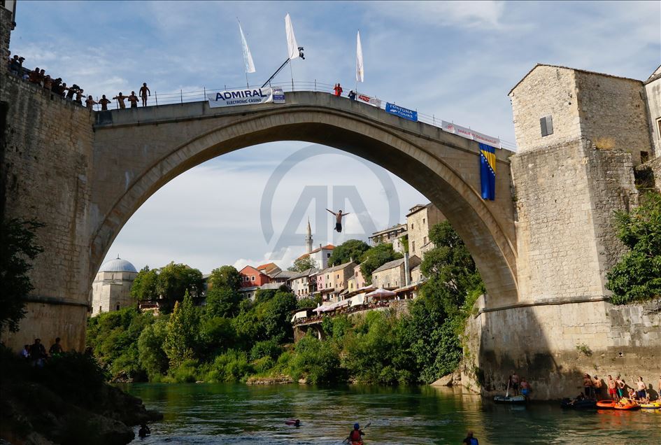 Bosna Hersek'te "454. Geleneksel Mostar Köprüsü Atlayışları" yapıldı