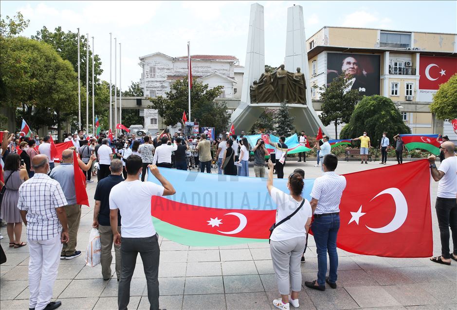 Sivil toplum kuruluşu üyeleri , Ermenistan'ın Azerbaycan'a saldırılarını protesto etti