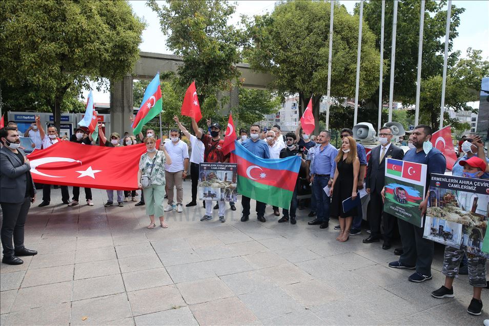 Sivil toplum kuruluşu üyeleri , Ermenistan'ın Azerbaycan'a saldırılarını protesto etti