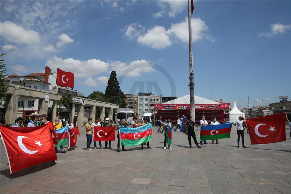 Sivil toplum kuruluşu üyeleri , Ermenistan'ın Azerbaycan'a saldırılarını protesto etti