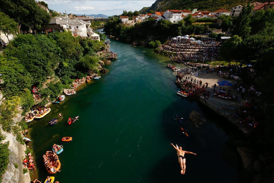 Bosna Hersek'te "454. Geleneksel Mostar Köprüsü Atlayışları" yapıldı