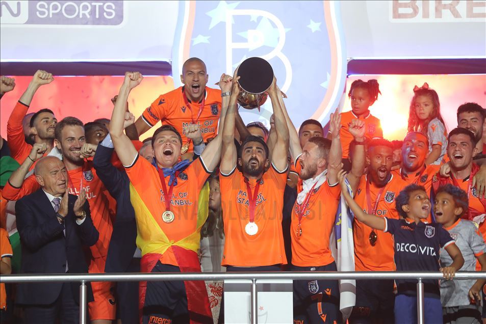 Medipol Başakşehir, şampiyonluk kupasını kaldırdı
