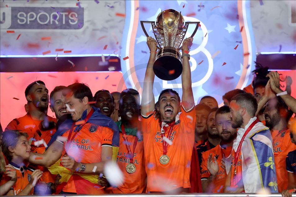 Medipol Başakşehir, şampiyonluk kupasını kaldırdı
