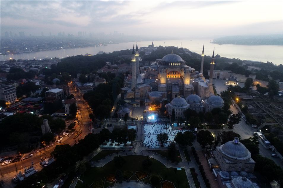 Ayasofya-i Kebir Cami-i Şerifi'nde sabah namazına vatandaşlardan yoğun ilgi